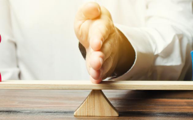 Arbitration, hand on board between wooden people