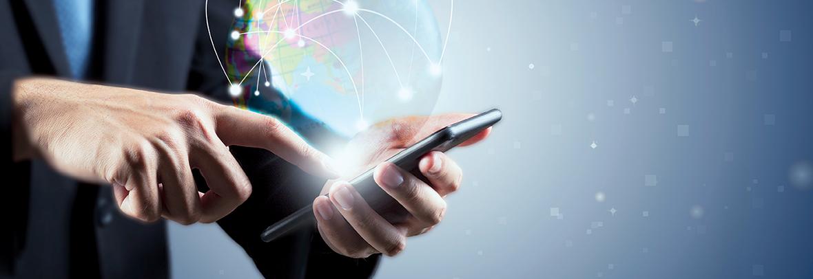 Photo a business man holding a smartphone with a globe glowing above the screen