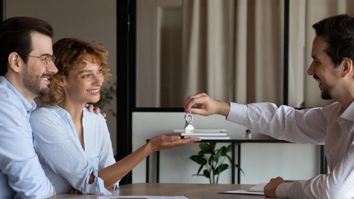 landlord-handing-keys-to-couple